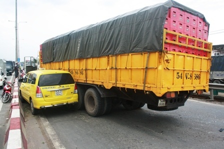 Tông nhau liên hoàn, 6 ô tô hư hỏng nặng - 3