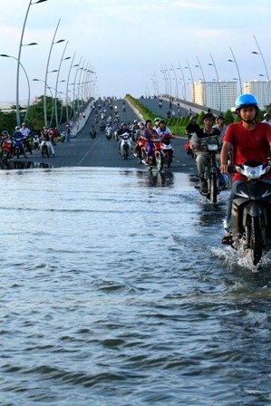 Triều cường dâng cao, dân Sài Gòn quay cuồng trong biển nước - 16