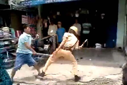 CSGT bị côn đồ tấn công giữa phố - 4