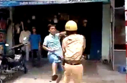 CSGT bị côn đồ tấn công giữa phố - 3