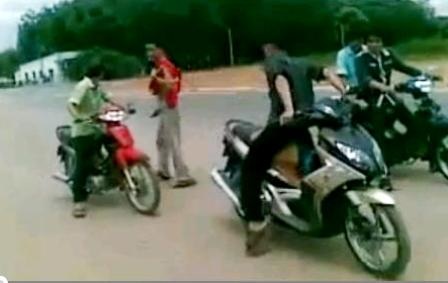 Quay lưng ra đằng trước để... đi xe máy - 1