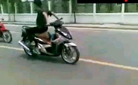 Quay lưng ra đằng trước để... đi xe máy - 2