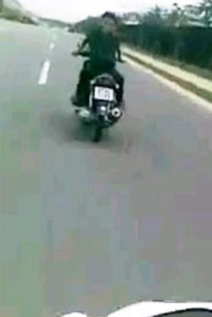 Quay lưng ra đằng trước để... đi xe máy - 3