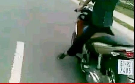 Quay lưng ra đằng trước để... đi xe máy - 4