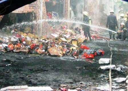 Hỏa hoạn thiêu rụi 2 kho hàng  - 2