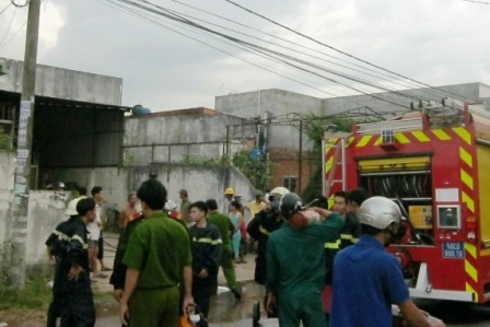 Hỏa hoạn thiêu rụi 2 kho hàng  - 1