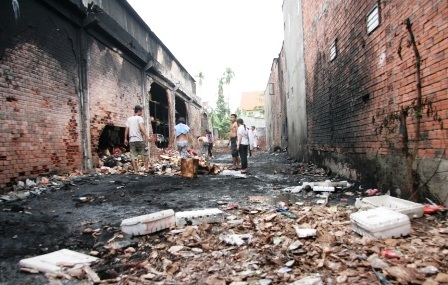 Hỏa hoạn thiêu rụi 2 kho hàng  - 3