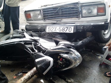 Ô tô “điên” gây tai nạn liên hoàn trên phố - 4