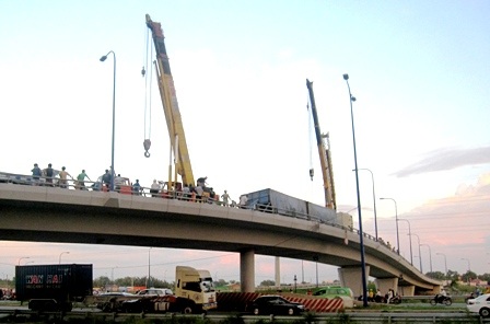 Lại một container lật ở khúc cua “tử thần” - 4