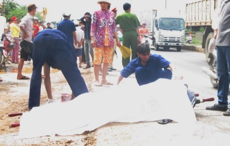 Va chạm với container, chồng chết, vợ trọng thương - 1