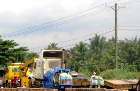 Va chạm với container, chồng chết, vợ trọng thương - 2