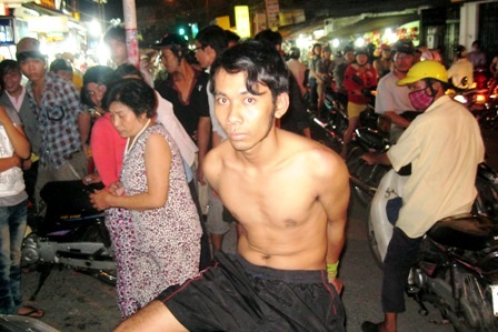 Nhóm “hiệp sĩ” bắt “nóng” 2 tên cướp giật - 1 Nhóm “hiệp sĩ” bắt “nóng” 2 tên cướp giật - 1