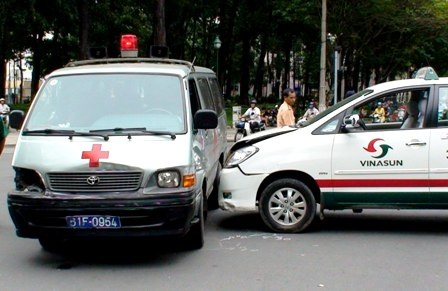 Xe cứu thương gặp tai nạn liên hoàn vì taxi giành đường - 2