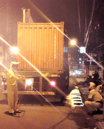 Xe container “chém” đứt hàng chục dây cáp viễn thông - 2