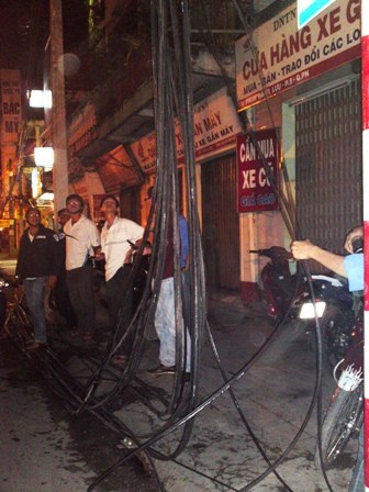 Xe container “chém” đứt hàng chục dây cáp viễn thông - 1