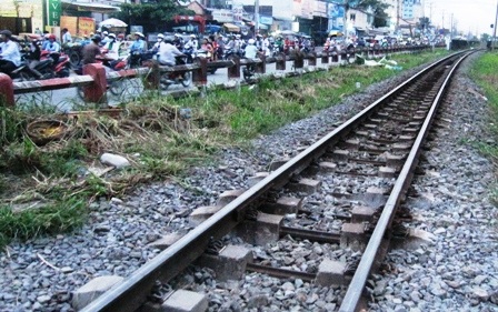 Lững thững qua đường ray, một thiếu nữ bị tàu đâm - 1
