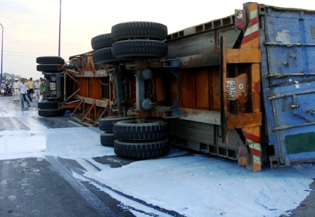 Lại một container lật ở khúc cua “tử thần” - 2