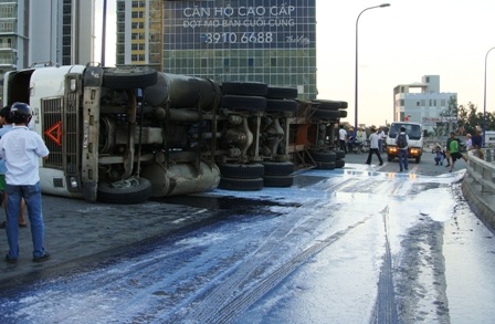 Lại một container lật ở khúc cua “tử thần” - 1