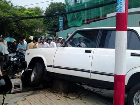 Ô tô “điên” gây tai nạn liên hoàn trên phố - 2