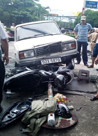 Ô tô “điên” gây tai nạn liên hoàn trên phố - 1