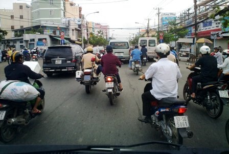 Xe máy đẩy xe của CSGT ngang nhiên giữa phố - 2