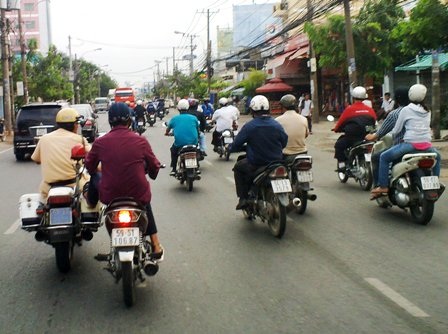 Xe máy đẩy xe của CSGT ngang nhiên giữa phố - 1