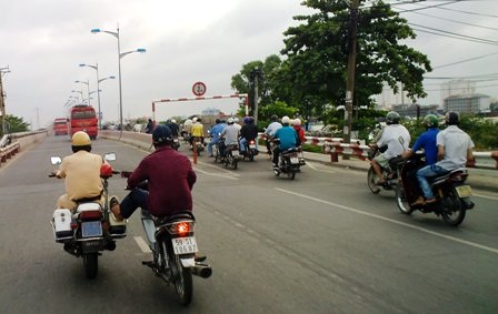 Xe máy đẩy xe của CSGT ngang nhiên giữa phố - 3