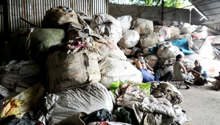 Phát hiện hàng chục tấn chất thải nguy hại trong cơ sở phế liệu - 1