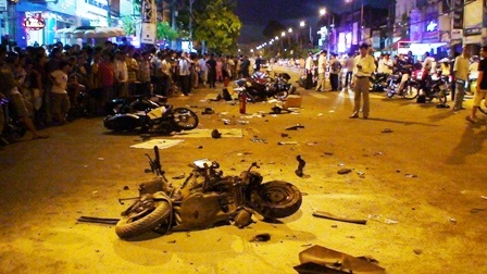 Tạm giữ tài xế xe “điên” gây tai nạn trên phố - 1