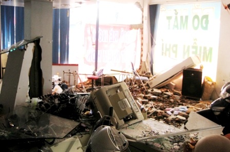 Xe tải lạc tay lái, 1 người chết, 2 người trọng thương - 1 Xe tải lạc tay lái, 1 người chết, 2 người trọng thương - 1