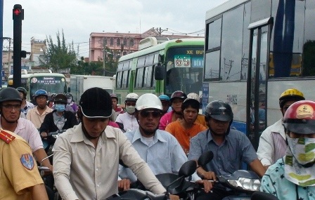 Xe tải tông xe máy văng xa gần chục mét - 3