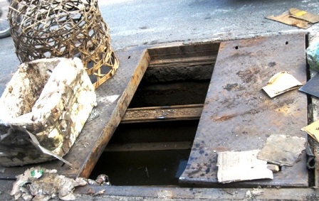 Hố ga bật nắp “bẫy” người đi đường - 1 Hố ga bật nắp “bẫy” người đi đường - 1