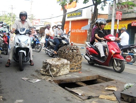 Hố ga bật nắp “bẫy” người đi đường - 2 Hố ga bật nắp “bẫy” người đi đường - 2