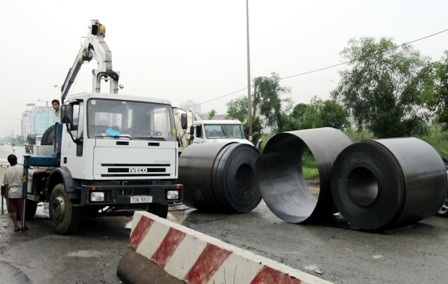 Xe tải vấp "ổ voi", hàng chục tấn sắt lao thẳng xuống đường - 1