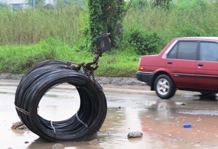 Xe tải vấp "ổ voi", hàng chục tấn sắt lao thẳng xuống đường - 3