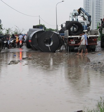 Xe tải vấp "ổ voi", hàng chục tấn sắt lao thẳng xuống đường - 2