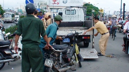 Xe tải tông xe máy văng xa gần chục mét - 2