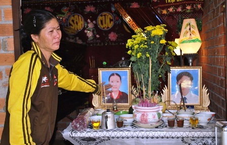 Xe máy tông phải xe đầu kéo, bé gái 2 tuổi mồ côi cha mẹ - 2 Xe máy tông phải xe đầu kéo, bé gái 2 tuổi mồ côi cha mẹ - 2