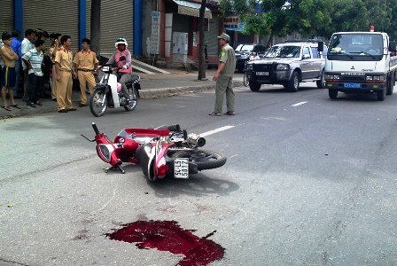 Xe cứu thương gặp tai nạn liên hoàn vì taxi giành đường - 3