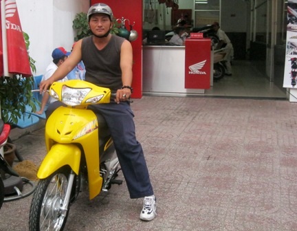 "Hiệp sĩ” mất xe được một người dân tặng xe mới - 1 "Hiệp sĩ” mất xe được một người dân tặng xe mới - 1