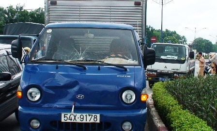 Xe tải tông xe máy văng xa gần chục mét - 1