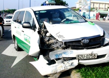 Taxi toác đầu vì húc cột đèn - 1
