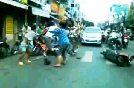 Hỗn chiến kinh hoàng vì va chạm giao thông trên phố - 1