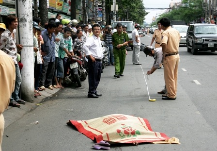 Hàng chục người dân đuổi chặn chiếc xe buýt đâm chết cụ già - 1
