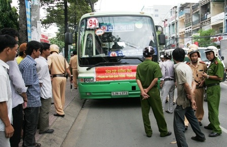 Hàng chục người dân đuổi chặn chiếc xe buýt đâm chết cụ già - 2