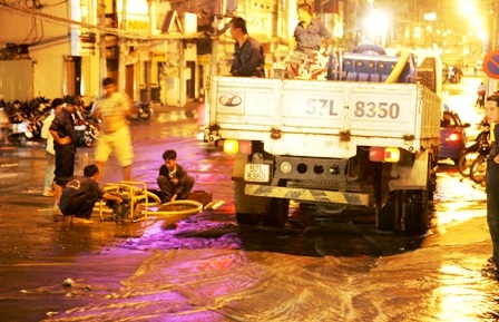 Vỡ ống nước ngầm, đường phố thành sông - 3 Vỡ ống nước ngầm, đường phố thành sông - 3