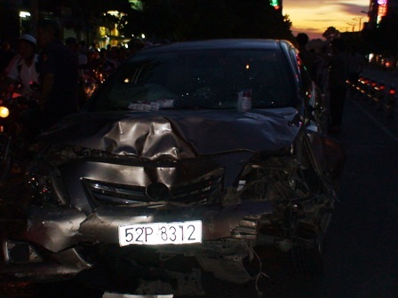 Ô tô “điên” tông hàng chục xe, 1 người chết, 13 người bị thương - 2