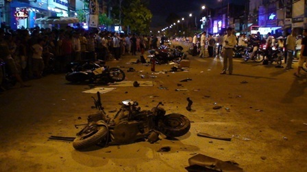 Ô tô “điên” tông hàng chục xe, 1 người chết, 13 người bị thương - 1