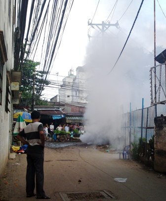 Hoảng loạn vì nổ trạm biến áp giữa chợ - 1