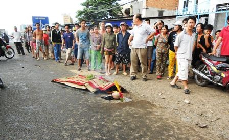 Truy tìm xe tải cán chết người rồi bỏ chạy - 1